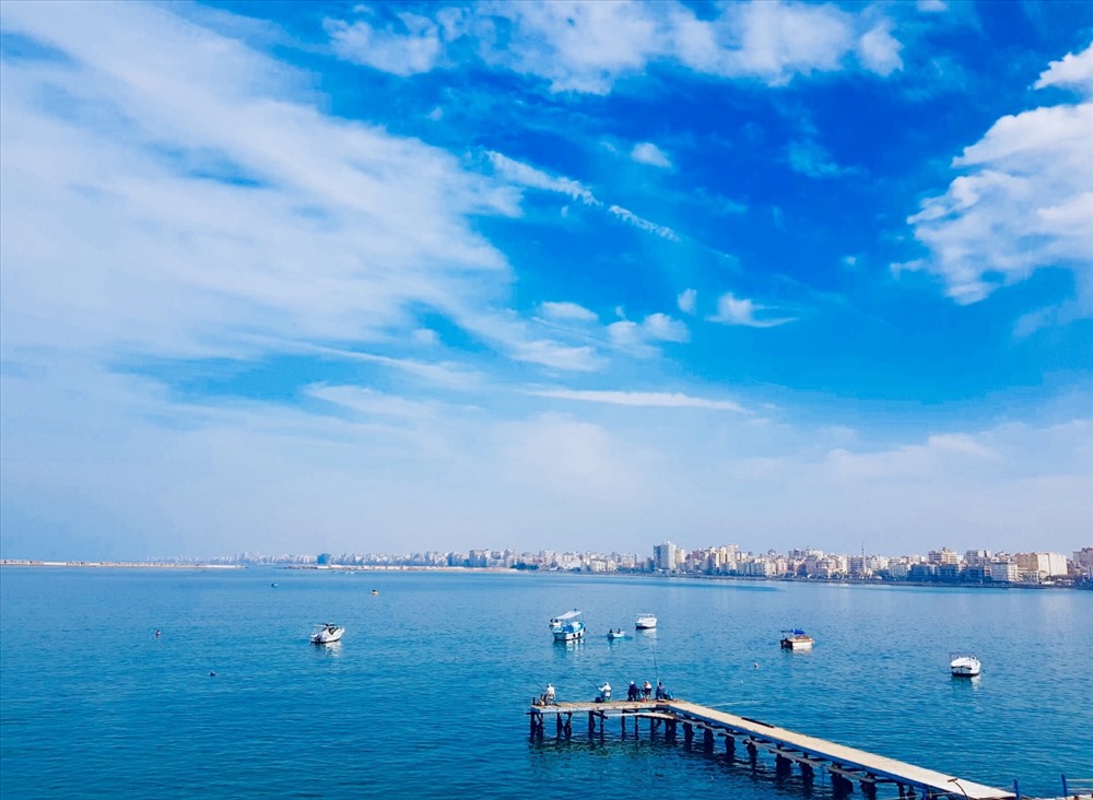 Alexandria là một thành phố biển với dân số khoảng 5.2 triệu người, đông thứ hai chỉ sau thủ đô Cairo.