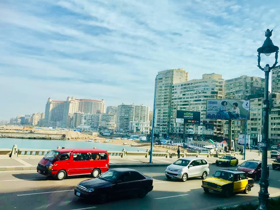 Con đường Corniche ven biển với mật độ xe cộ đông đúc và thường xuyên xảy ra tình trạng kẹt xe vào giờ cao điểm.