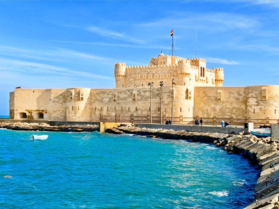 Pháo đài Qaitbay được xây dựng theo phong cách trung cổ, nằm ngay trên nền cũ của ngọn hải đăng Pharos - vốn đã bị phá hủy bởi một trận động đất vào khoảng năm 1100. Pháo đài này đã bị hư hại nặng nề trong các cuộc chiến tranh và hình dáng ngày nay của nó là kết quả của các cuộc trùng tu và tái thiết của chính quyền Ai Cập vào năm 2000 - 2001.