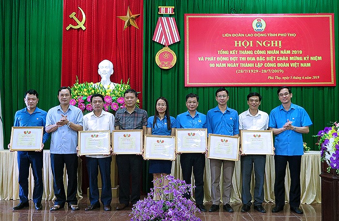 Đồng chí Nguyễn Hải – Chủ tịch LĐLĐ tỉnh, đồng chí Phạm Sơn - Phó Chủ tịch LĐLĐ tỉnh trao băng khen cho các tập thể