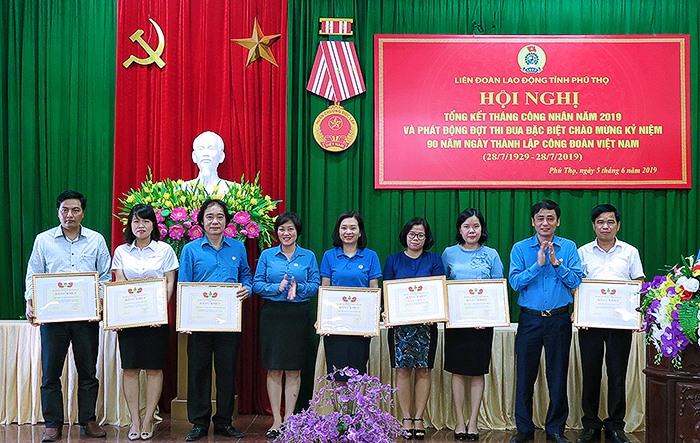 Đồng chí Phùng Quang Vinh và Đ/c Đỗ Thị Ngọc Ánh - Phó Chủ tịch LĐLĐ tỉnh trao băng khen cho các tập thể
