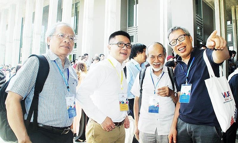 GS Ngô Bảo Châu (thứ hai từ trái sang) tại hội nghị Toán học Việt- Mỹ. Ảnh: N.O