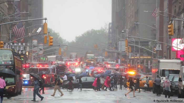 Một số hình ảnh từ hiện trường vụ rơi trực thăng giữa trung tâm New York. Ảnh: AP, Getty, Reuters.