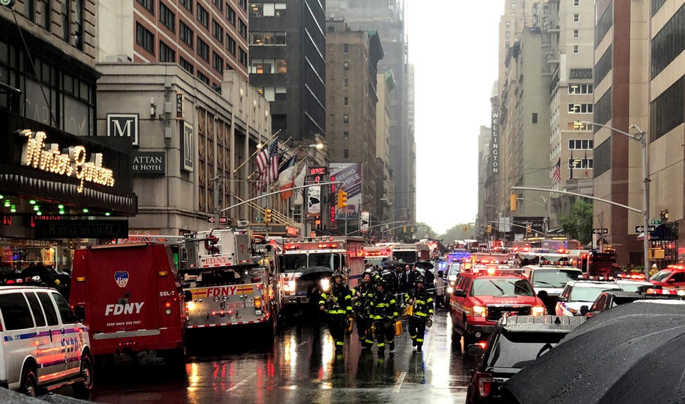 Một số hình ảnh từ hiện trường vụ rơi trực thăng giữa trung tâm New York. Ảnh: AP, Getty, Reuters.