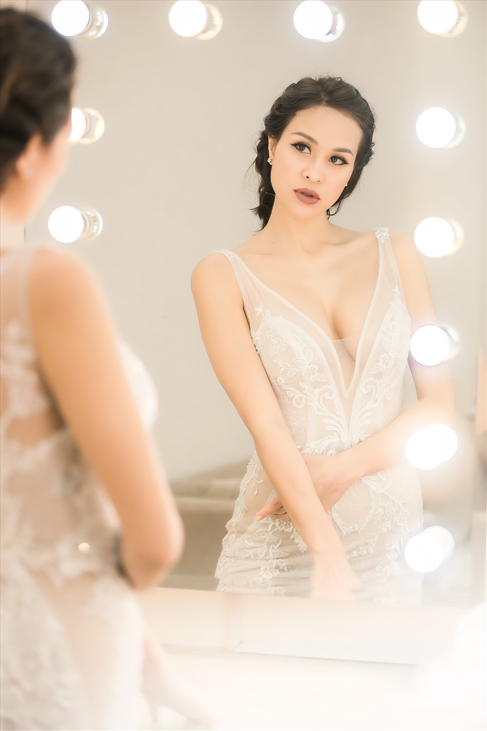 Siêu mẫu kiêm MC Phương Mai hồi hộp khi đi thử váy cưới trước ngày lên xe hoa. Ảnh: NVCC.