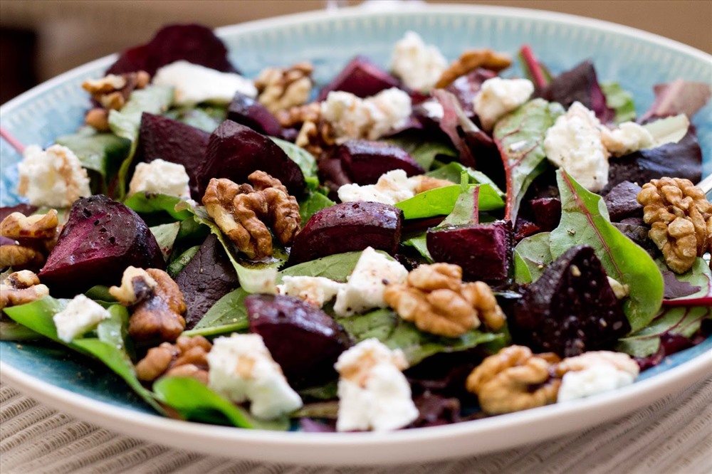 Salad hạt óc chó cũng là món ăn được yêu thích.