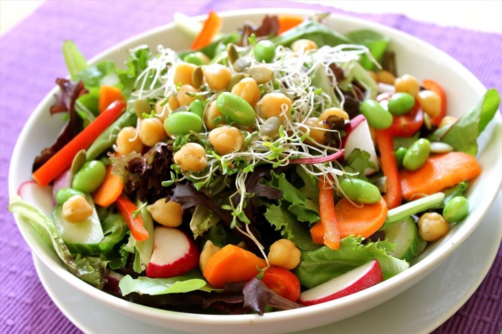 Salad đậu gà dễ chế biến và ngon, phù hợp cho bữa ăn gia đình.