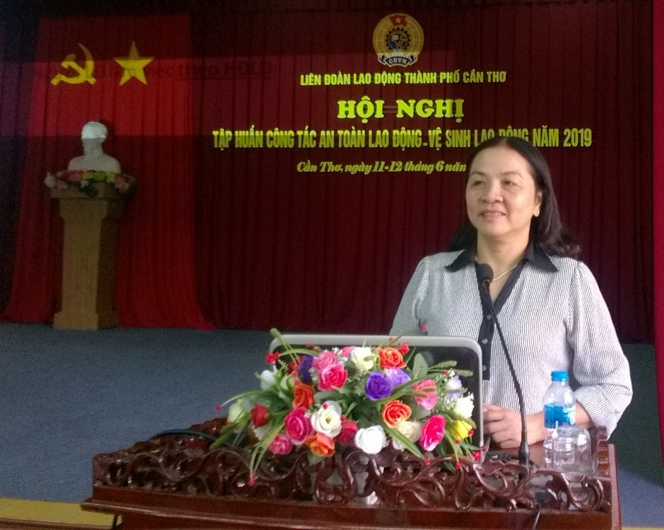 Bà Huỳnh Thị Hiền - Phó Chủ tịch LĐLĐ TP Cần Thơ phát biểu tại buổi lễ. ảnh: Thành Nhân