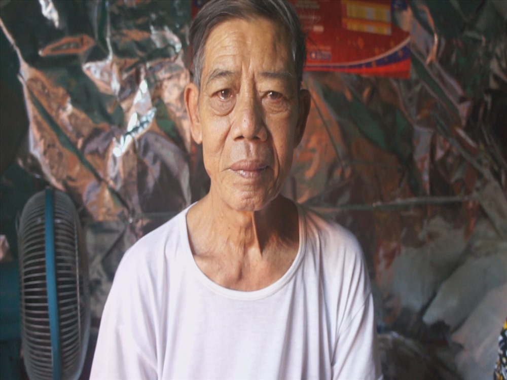Ông Lê Văn Hường (69 tuổi) chồng bà Hường đã chạy thận suốt 3 năm nay tại Bệnh viện Giao thông Vận tài. Ngoài 1 tuần 3 lần chạy thận thì cần tiêm thêm lọ thuốc có giá 800.000đồng, nhưng vì điều kiện gia đình nên ông cũng chỉ được tiêm thuốc này 1 lần/tháng. Ảnh: A.Đ