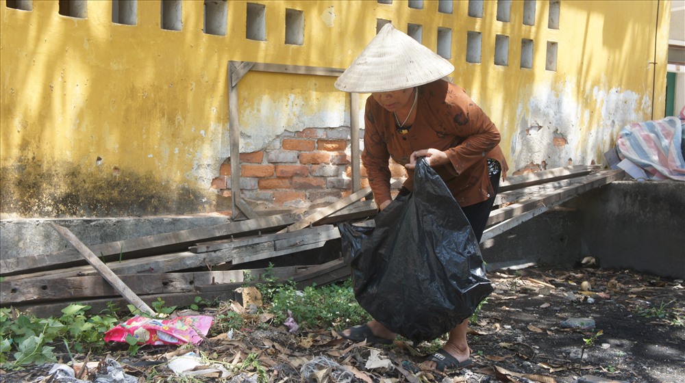 Hình ảnh cụ bà Ngộ Thị Khả (67 tuổi) đi nhặt ve chai không còn xa lạ gì với những người dân ở TP.Vinh (Nghệ An). Ảnh: A.Đ