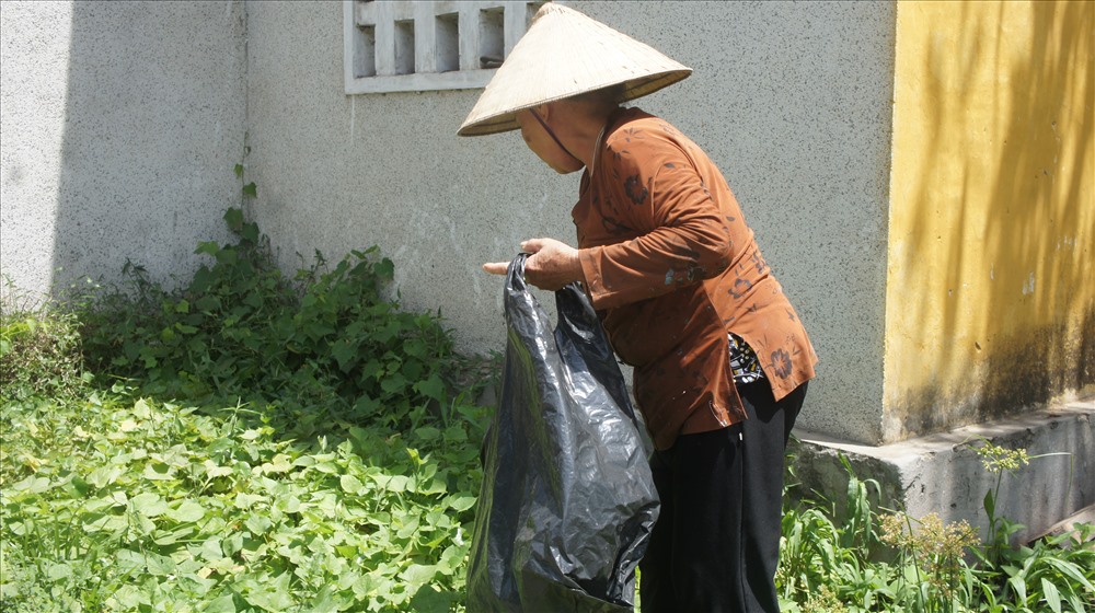 Dưới tiết trời nằng như đổ lửa, bà cụ rong ruỗi khắp các tuyến đường, ngỏ hẻm, nơi đâu có ve chai nơi đó có dấu chân của bà Khả. Ít ai biết rằng, việc nhặt ve chai này giúp vợ chồng bà có thêm chi tiêu để duy trì việc ở trọ chạy thận cho người chồng 69 tuổi. Ảnh: A.Đ