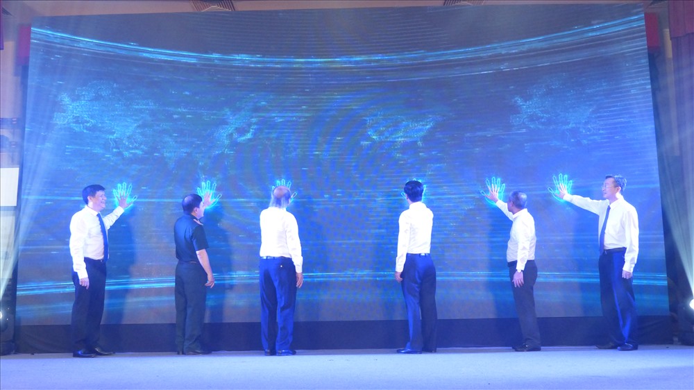 Các đại biểu cùng nhấn tay khai trương hệ thống thông tin điện tử VCNET. Ảnh Trần Vương
