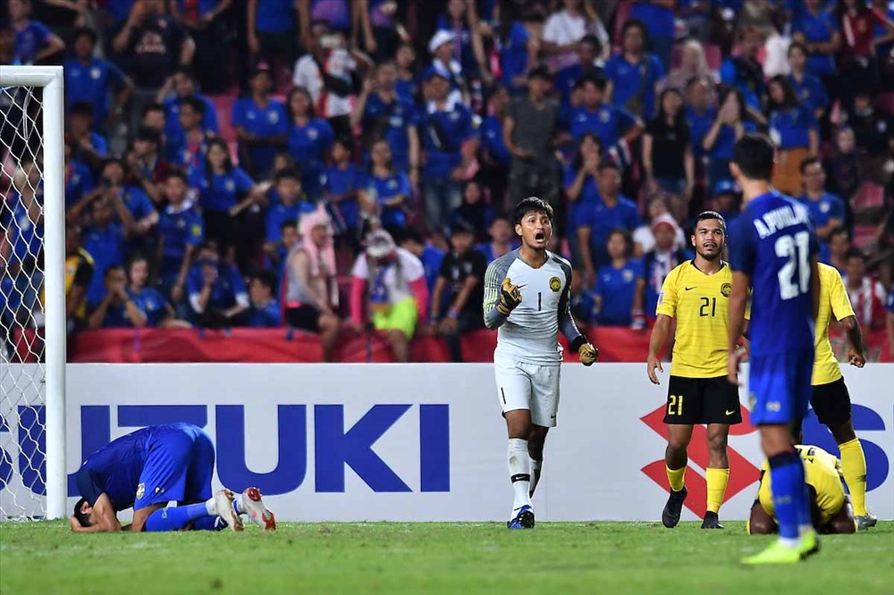 Người Thái guc ngã trước Malaysia ở bán kết AFF Cup 2018 sau cú đá 11m định mệnh của Adisak, bỏ lỡ cơ hội đấu với ĐT Việt Nam. Ảnh: AFF