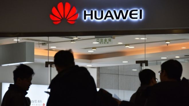 Theo ông Suffolk, chỉ có khoảng 30% linh kiện trong các sản phẩm của Huawei thực sự do công ty sản xuất - phần còn lại được lấy từ chuỗi cung ứng toàn cầu mà Huawei giám sát chặt chẽ để ngăn chặn vi phạm an ninh.