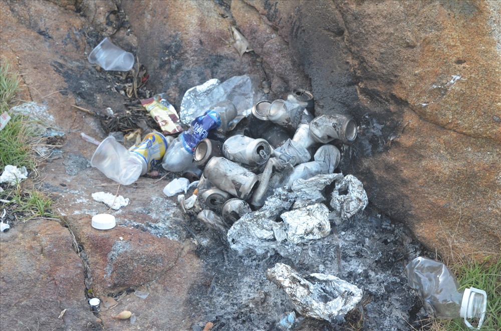 Việc người dân và du khách khi  lên Sơn Trà dã ngoại sử dụng lửa để nấu nướng, tiềm ẩn nguy cơ cháy rừng cao. ảnh: H.Vinh
