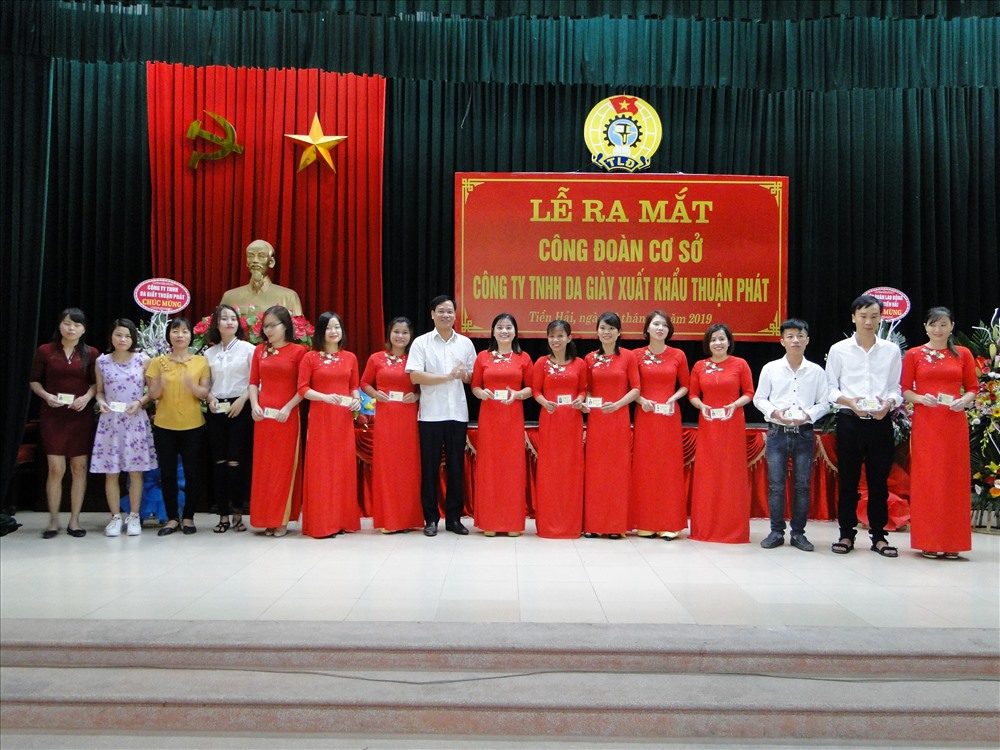 Đồng chí Nguyễn Thái Dương – Phó chủ tịch LĐLĐ tỉnh trao thẻ đoàn viên công đoàn cho CNLĐ.