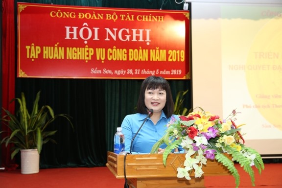 Đồng chí Nguyễn Giang Tuệ Minh - Phó Chủ tịch Thường trực Công đoàn Viên chức Việt Nam phát biểu chỉ đạo tại hội nghị. Ảnh: NTV