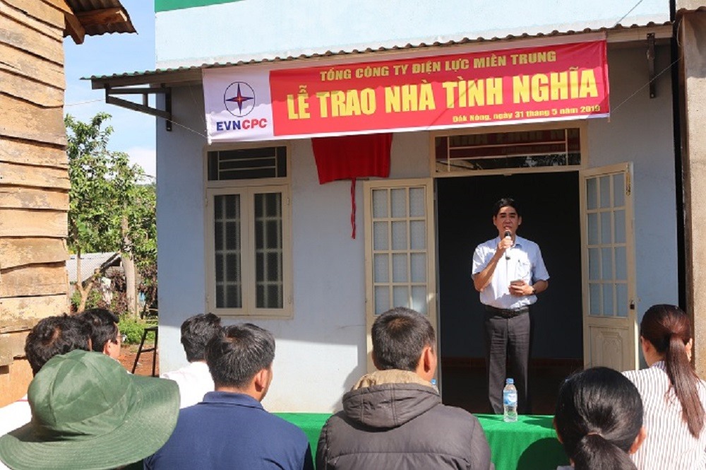 Ông Trần Đình Hà – Phó Chủ tịch Công đoàn EVNCPC phát biểu tại lễ trao nhà tình nghĩa cho các hộ gia đình.