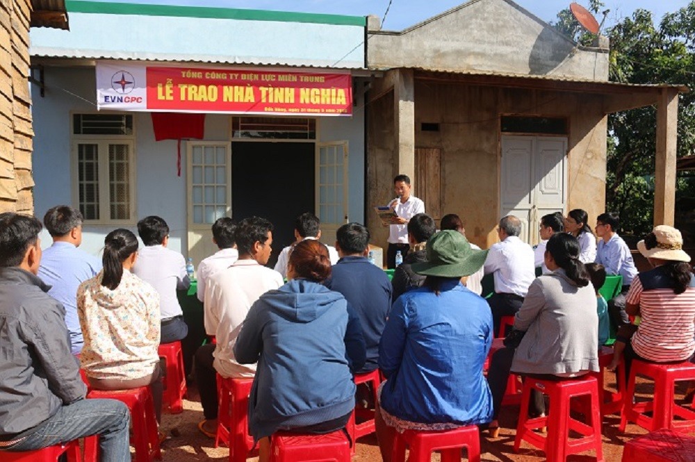 PC Đắk Nông tổ chức lễ bàn giao nhà tình nghĩa cho các hộ gia đình khó khăn.