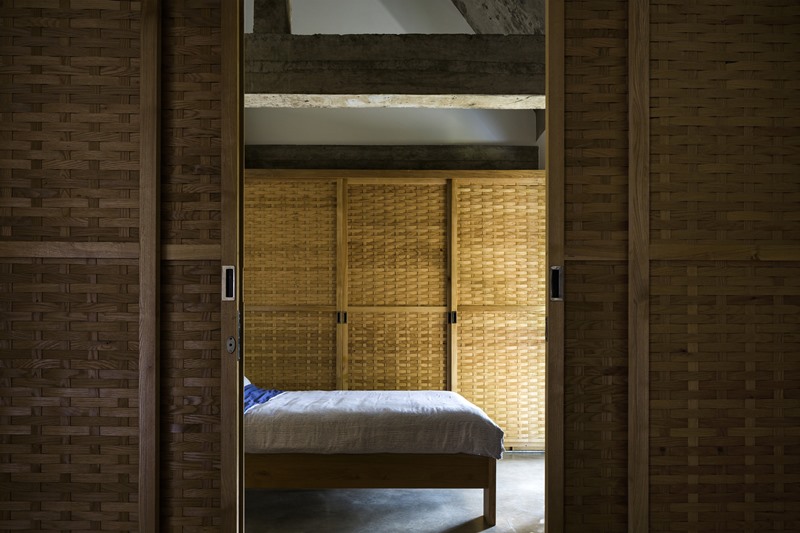 Trong khi đó phòng ngủ bên trên được làm hoàn toàn bằng những tấm phên (nan tre đan bằng tay) mang đậm bản sắc của người miền Nam.