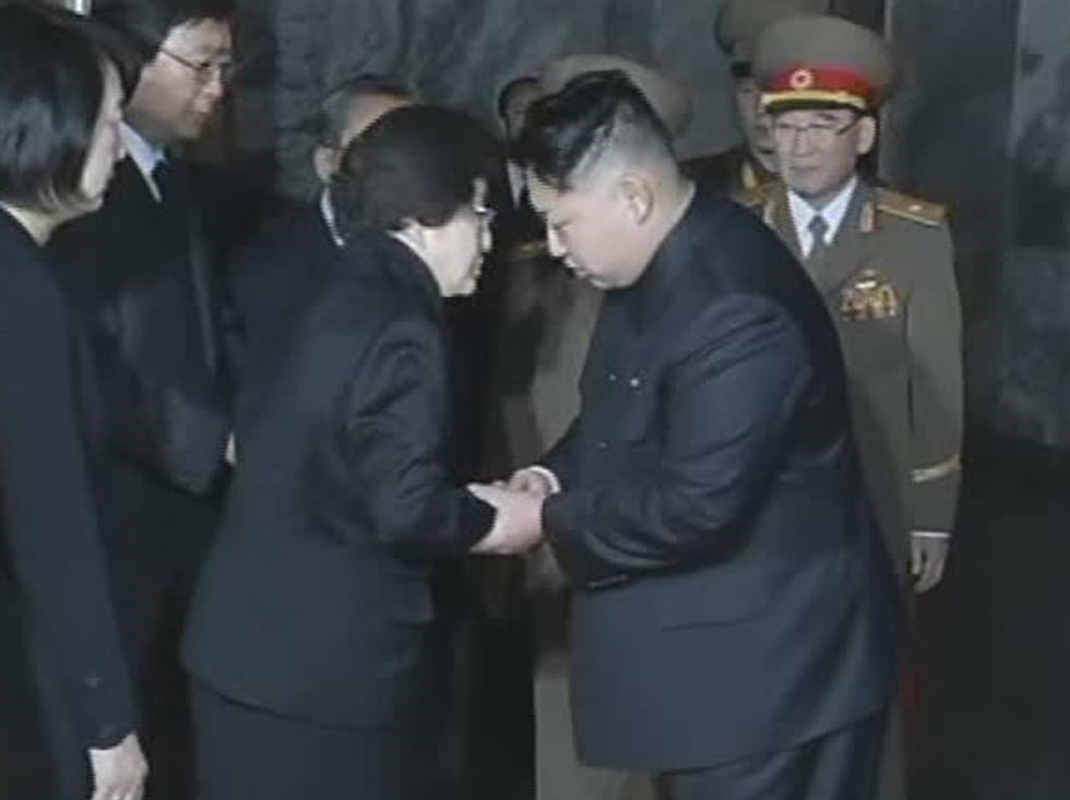 Ông Kim Jong-un (phải) bắt tay với bà Lee Hee-ho - phu nhân cố Tổng thống Hàn Quốc Kim Dae-jung trong chuyến thăm Bình Nhưỡng tháng 12.2011. Ảnh: AP-Yonhap.