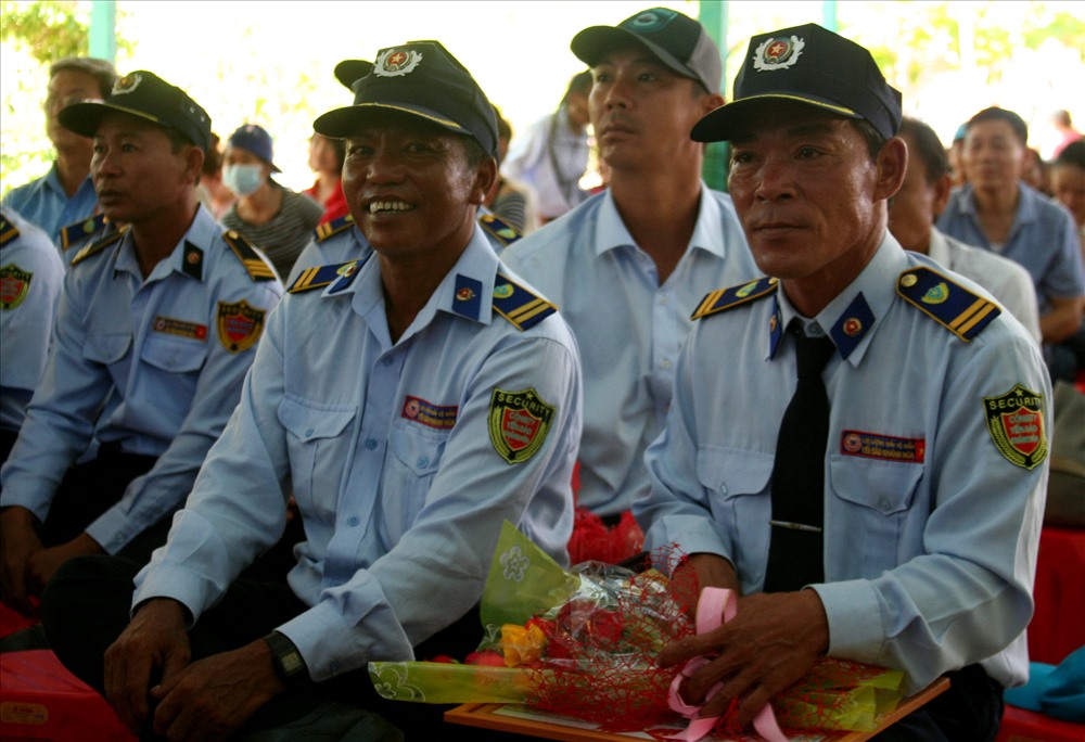 Những người bảo vệ đảo yến, đàn chim yến giữa trùng khơi luôn phải đối mặt với hiểm nguy sóng gió. Ảnh: P.L