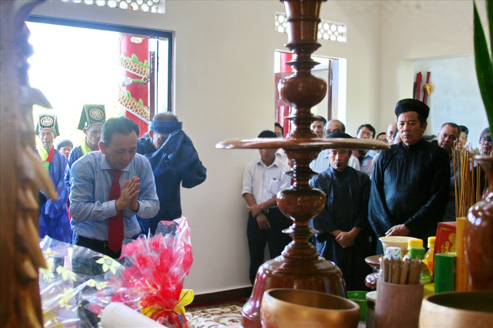 Lãnh đạo công ty yến sào Khánh Hòa chuẩn bị cho nghi lễ dâng hương. Ảnh: P.L