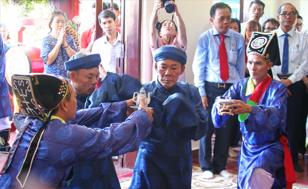 Chủ tế là người được lựa chọn từ hàng nghìn người trong dòng tộc lâu đời làm nghề khai thác yến sào tại Khánh Hòa. Ảnh: P.L
