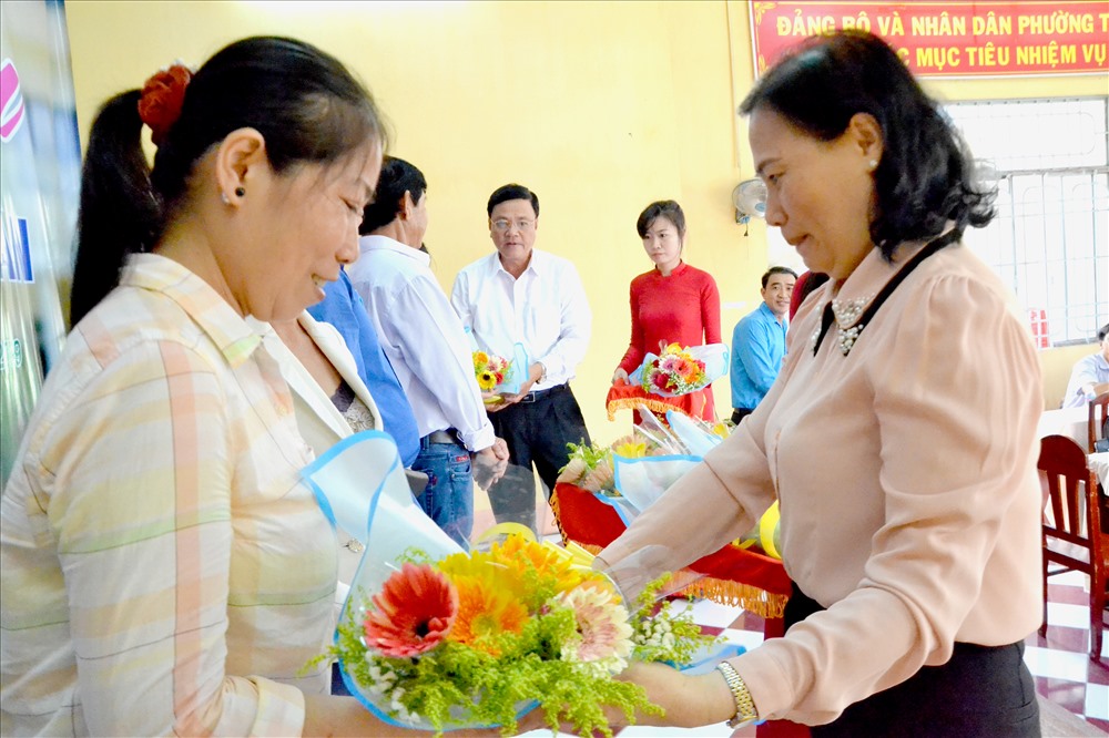 Bà Đặng Thị Kim Đang- Phó Chủ tịch LĐLĐ Đồng Tháp tặng hoa cho thành viên Ban chủ nhiệm Hội quán. Ảnh: Lục Tùng