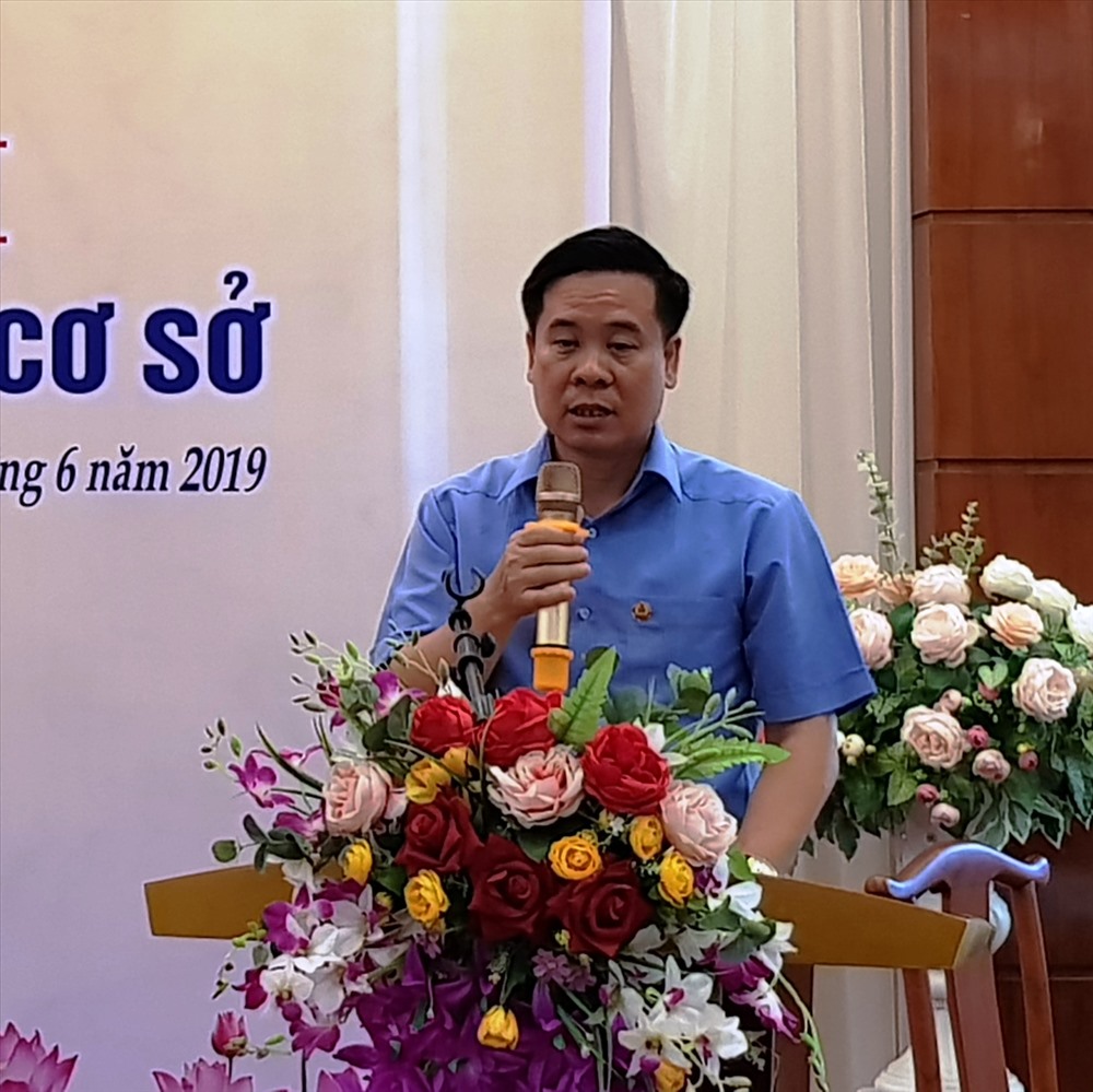 Đồng chí Dương Đức Khanh, Chủ tịch LĐLĐ tỉnh Ninh Bình phát biểu chỉ đạo tại hội nghị. Ảnh: NT