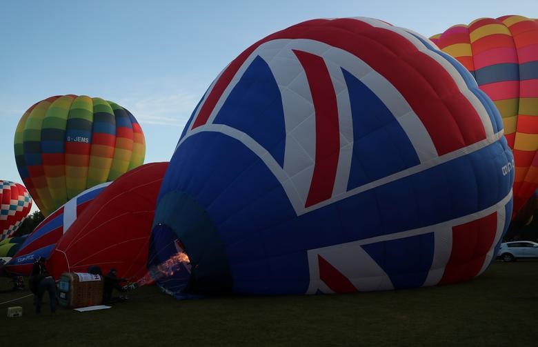 Điểm đến cuối hành trình của những chiếc khinh khí cầu là công viên Birchmere Park của London.