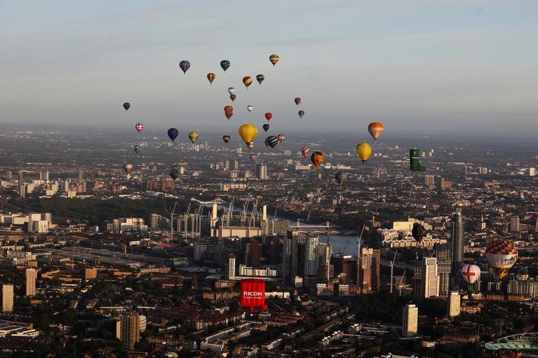 Khinh khí cầu bắt đầu bay lên bầu trời London vào lúc 5h ngày 10.6 (theo giờ địa phương) và di chuyển qua nhiều địa danh khác nhau tại nơi đây. Ảnh: Reuters