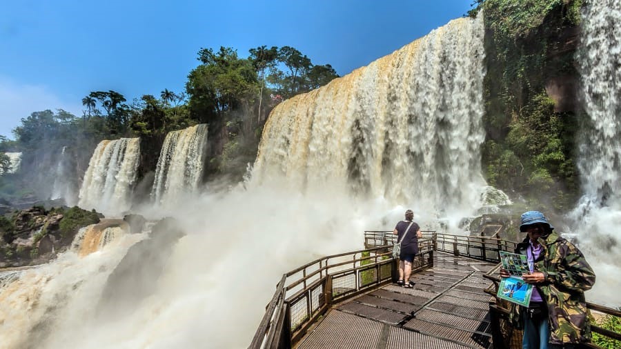 Có một cây cầu sắt bắc qua sông dài 600m, nơi bạn có thể ngắm trực diện thác nước. Ảnh: CNN