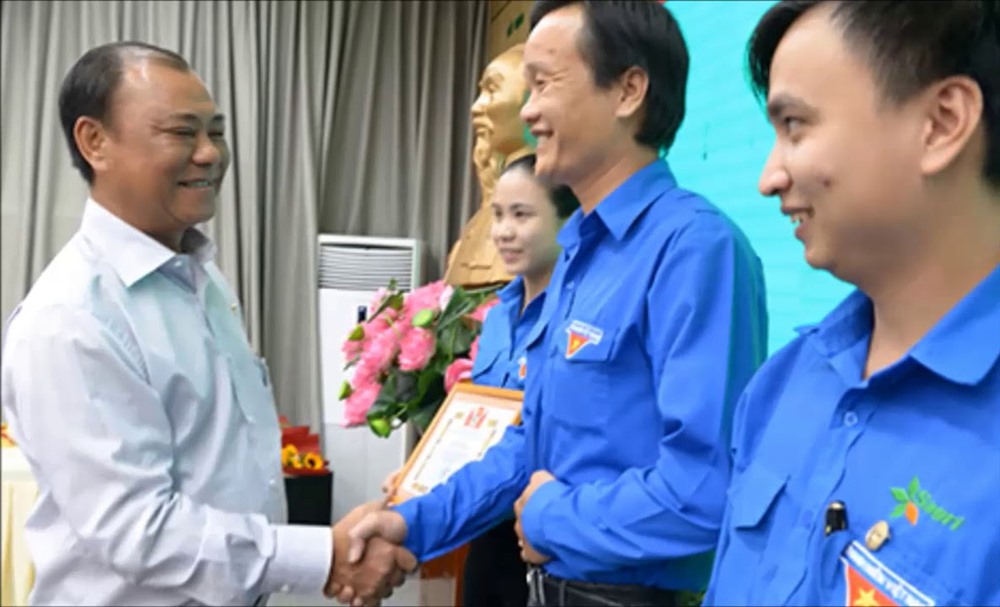 Ông Lê Tấn Hùng (áo trắng) tại một buổi trao thưởng cho CBCNV Sagi (ảnh Sagi)