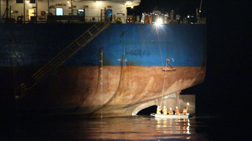 Tiếp cận tàu BULK JAPAN để cấp cứu nạn nhân. Ảnh: Vietnam MRCC
