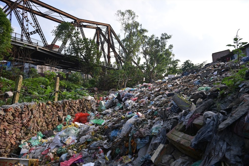 Bãi rác phía sau khu chợ Long Biên đã tồn tại nhiều năm nay ở ngay sát khu dân cư. Ảnh: Sơn Tùng.