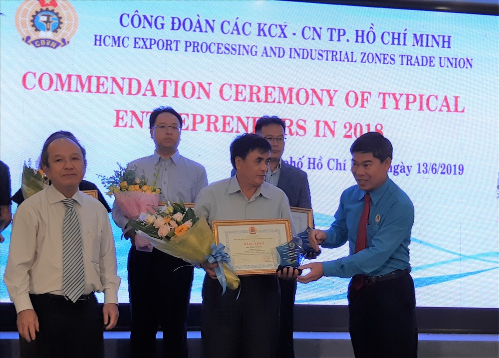 Ông Phạm Chí Tâm (phải) Phó Chủ tịch LĐLĐ TPHCM tặng biều trưng cho chủ doanh nghiệp.