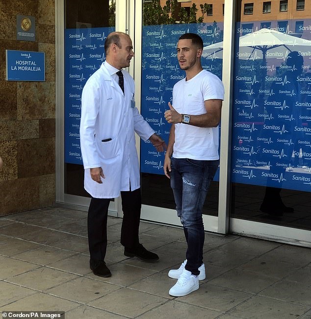 Trước khi ký hợp đồng, ngôi sao người Bỉ có buổi kiểm tra y tế tại bệnh viện Đại học Sanitas La Moraleja.