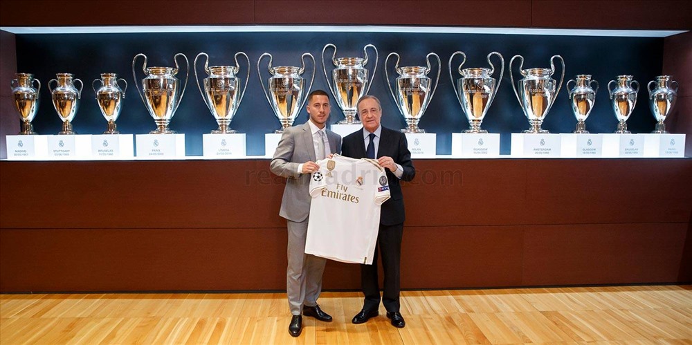 Chủ tịch đưa Hazard tham quan và giới thiệu về phòng truyền thống của CLB