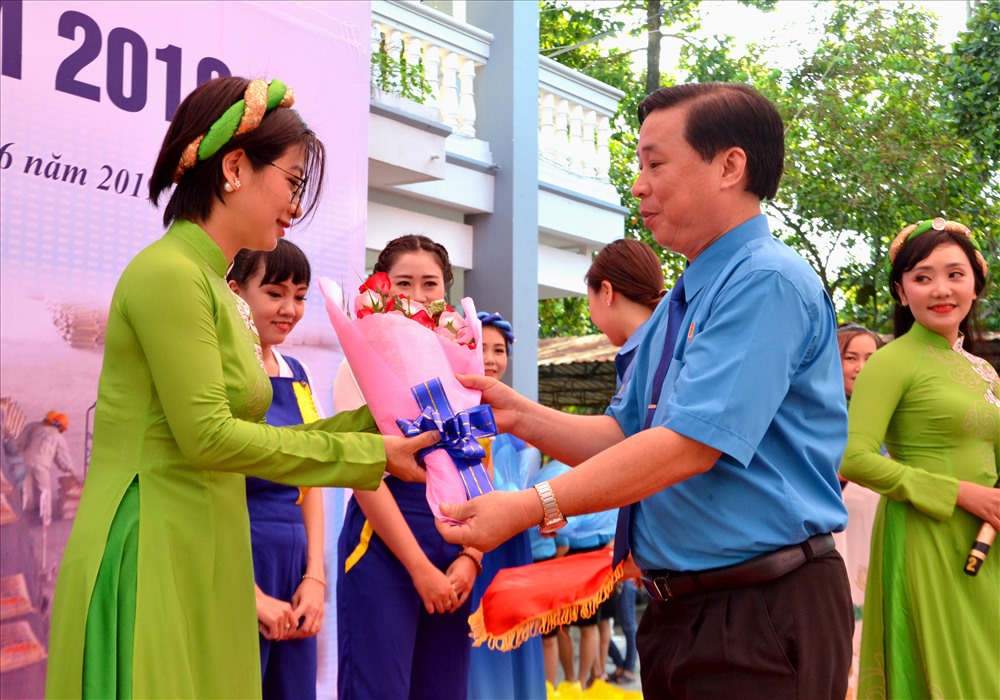 Chủ tịch LĐLĐ Kiên Giang Trần Thanh Việt tặng hoa cho đại diện đội văn nghệ. Ảnh: Lục Tùng