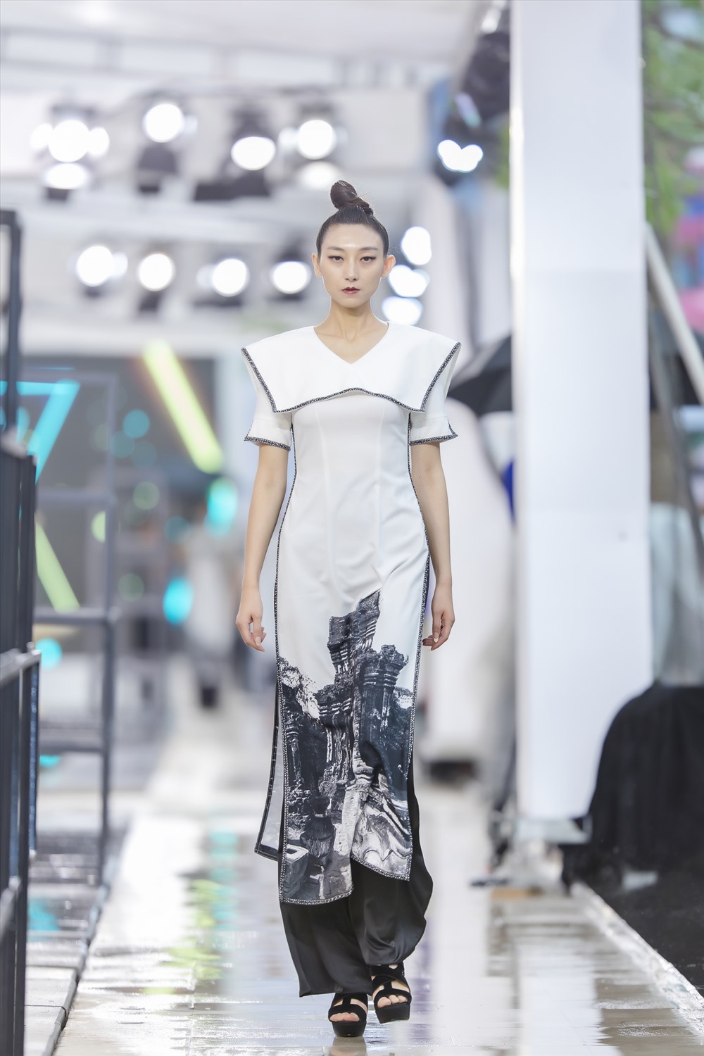 Bộ sưu tập áo dài lấy cảm hứng Thánh địa Mỹ Sơn của nhà thiết kế Hà Duy nhận được sự chú ý của khán giả quốc tế.