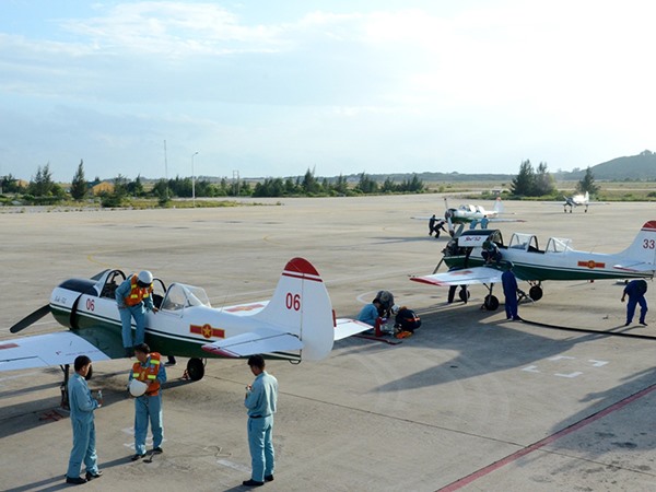 Máy bay Yak -52 trước giờ cất cánh bay huấn luyện sơ cấp cho phi công tại trung đoàn 920 (Cam Ranh,Khánh Hòa).Ảnh:H.Trang
