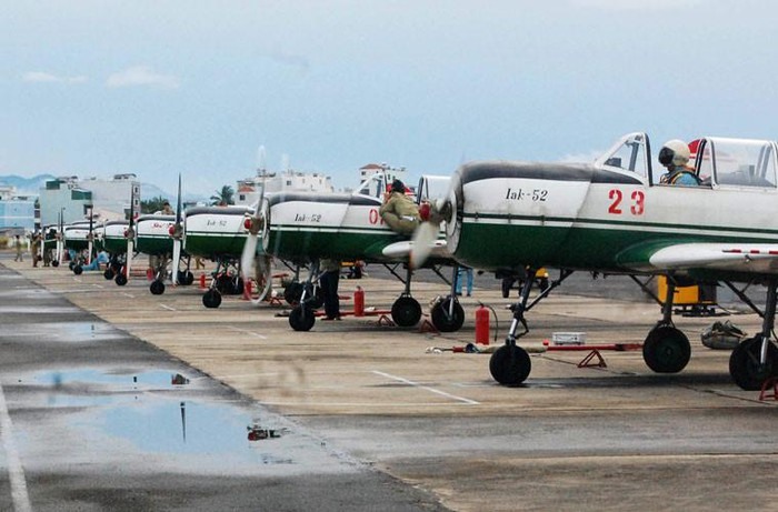 Đội hình máy bay Yak-52 tại trung đoàn 920. Ảnh:H.Tr