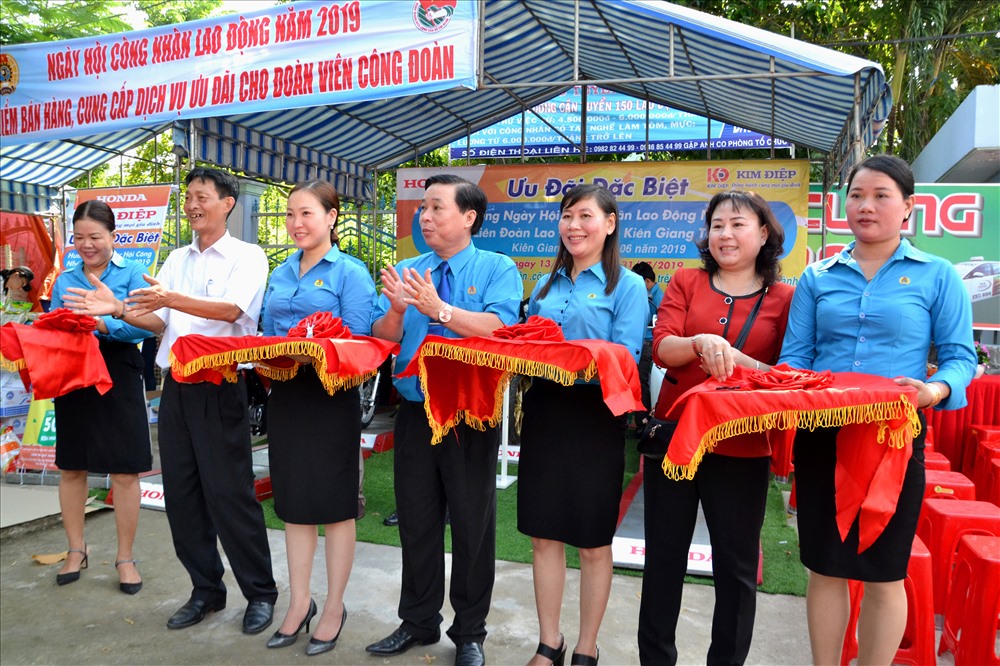 Lãnh đạo LĐLĐ cùng đại diện lãnh đạo các cơ quan tỉnh Kiên Giang thực hiện nghi thức khai mạc phiên chợ. Ảnh: Lục Tùng