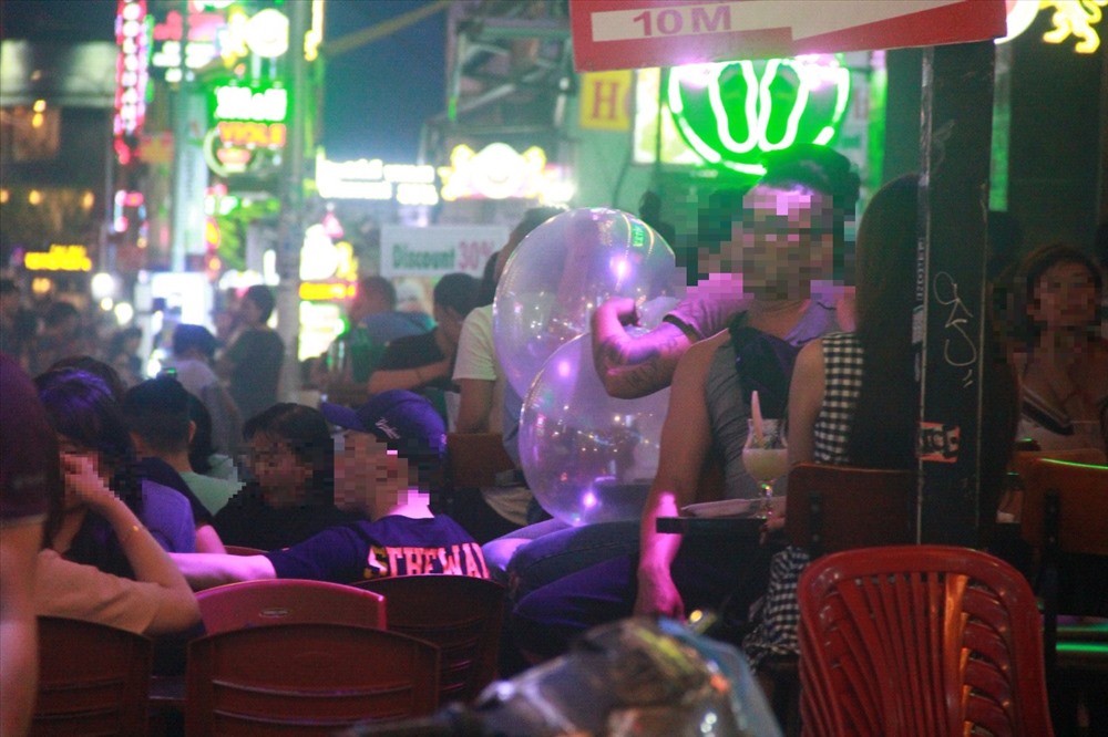 Ghi nhận của PV Báo Lao Động, tại một số địa điểm vui chơi giới trẻ như phố Tây Bùi Viện. Bóng cười được bán tràn lan từ quán bar đến các quán ăn, quán nước 2 bên đường.