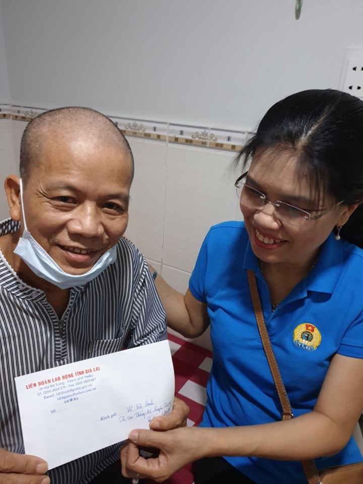 Chủ tịch LĐLĐ tỉnh - Trần Lệ Nhung thăm, tặng quà đoàn viên bị bệnh hiểm nghèo đang điều trị tại bệnh viện Truyền máu Huyết học TP HCM. Ảnh Trần Hiền