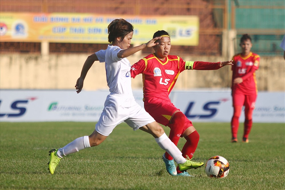Tuyển thủ Quốc gia Huỳnh Như (áo đỏ) có bàn thắng gỡ hòa tỉ số 1-1, giữ lại 1 điểm cho TP.HCM I. Ảnh: TSB