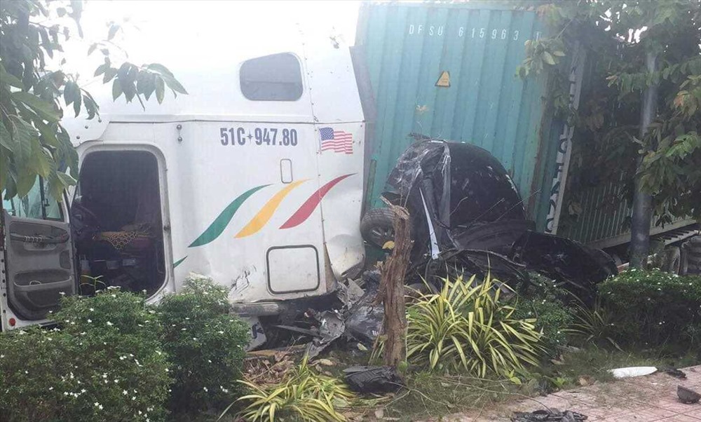 Xe container lùa xe ôtô con vào trong lề dồn vào thành tường ria đường bẹp rúm khiến 5 người trong xe tử vong.