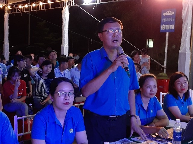Ông Phan Mạnh Hùng - Trưởng Ban Tuyên giáo - Nữ công LĐLĐ Hà Tĩnh phổ biến một số nội dung tại buổi lễ.