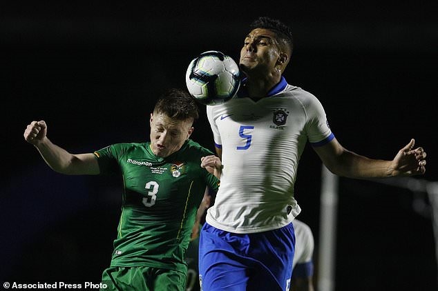 Casemiro (phải) vẫn sẽ là cái tên quan trọng ở tuyến giữa của Brazil tại Copa America 2019. Ảnh: Associated Press Photo.